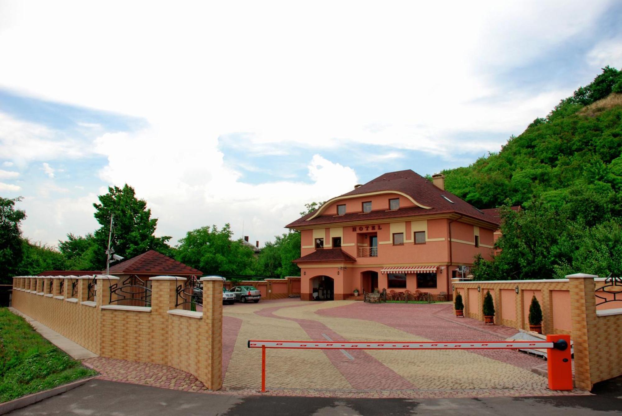 Magnat Otel Mukaçeve Dış mekan fotoğraf